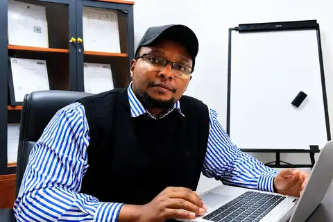 Amani Longishu akiwa ofisini, training binafsi ya Optiza Academy